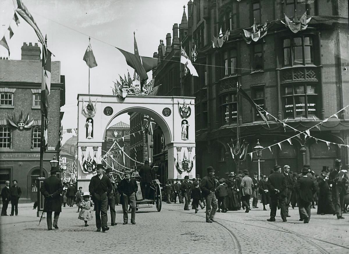 This is a pretty mad photograph, taken from Albert Square looking up Cross Street in 1897.

The red-brick Gothic Revival building on the right is entirely recognisable today, despite having been completed just 20 years before the photograph was taken