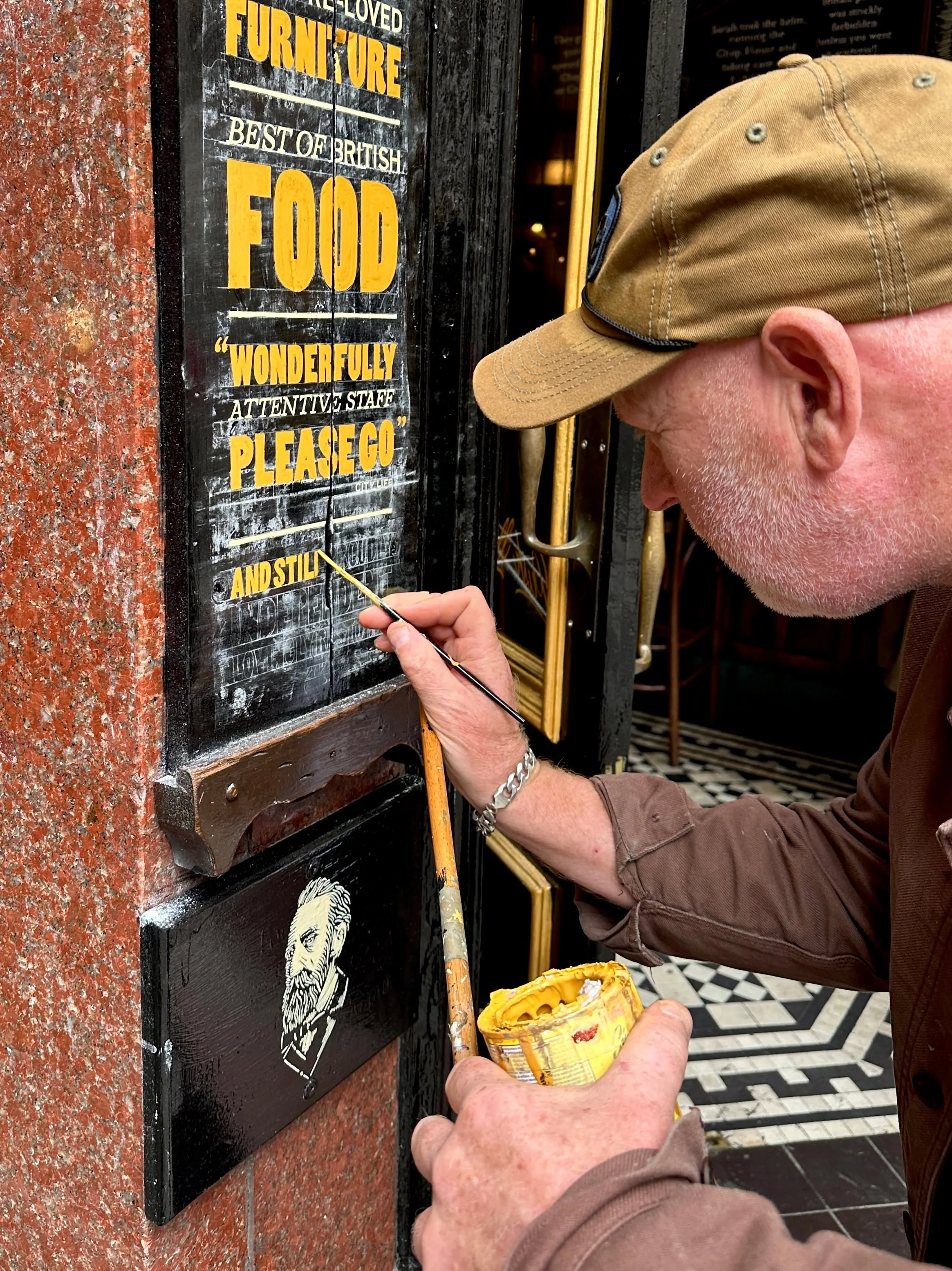 A great piece of traditional craft in action at Mr Thomas&rsquo;s Chop House this afternoon&hellip;

I pass Mr Thomas&rsquo;s on my Real Manchester walking tours. It&rsquo;s a regular stop, and one of Manchester&rsquo;s great surviving chop houses. S