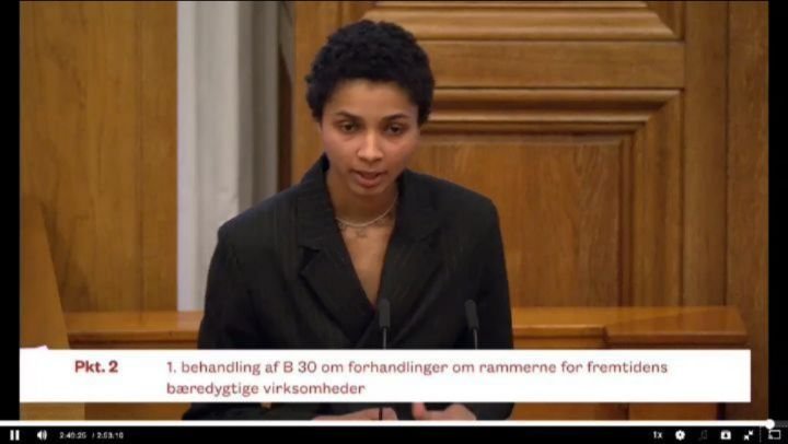 Fra h&aring;ndbog til beslutningsforslag!
Fra civilsamfund til Folketingssalen.

Vi p&aring;l&aelig;gger regeringen at skabe rammerne for fremtidens b&aelig;redygtige virksomheder.

S&aring;dan l&oslash;d det i sidste uge, da forslagene fra *Til frem