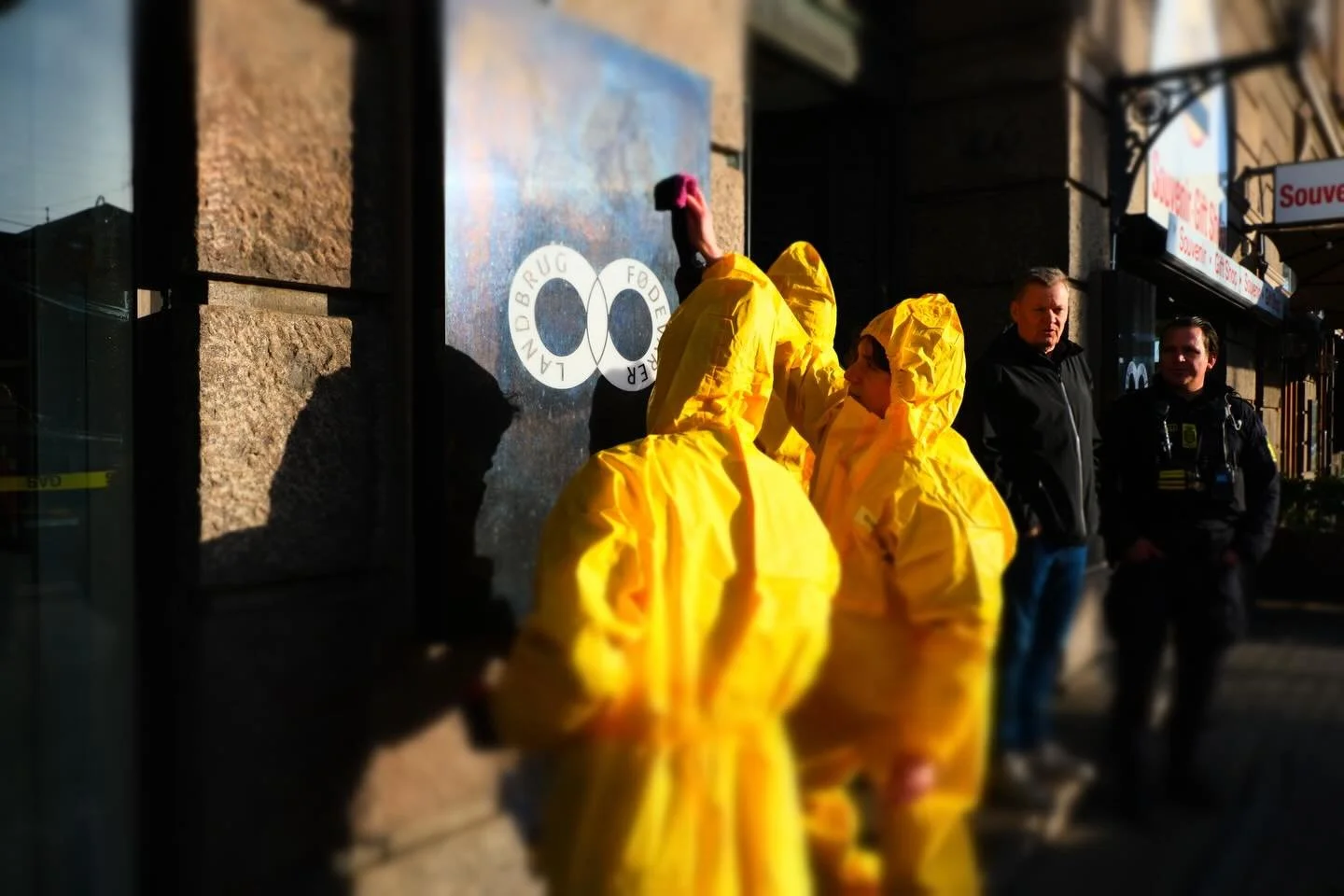 ⚠️VI SP&AElig;RREDE AXELBORGS GIFT INDE⚠️

Klokken 8 i morges udf&oslash;rte vi en aktion, hvor vi if&oslash;rt gule dragter og gasmasker sp&aelig;rrede Landbrug &amp; F&oslash;devarers hoveds&aelig;de, Axelborg, af for at &ldquo;begr&aelig;nse spred