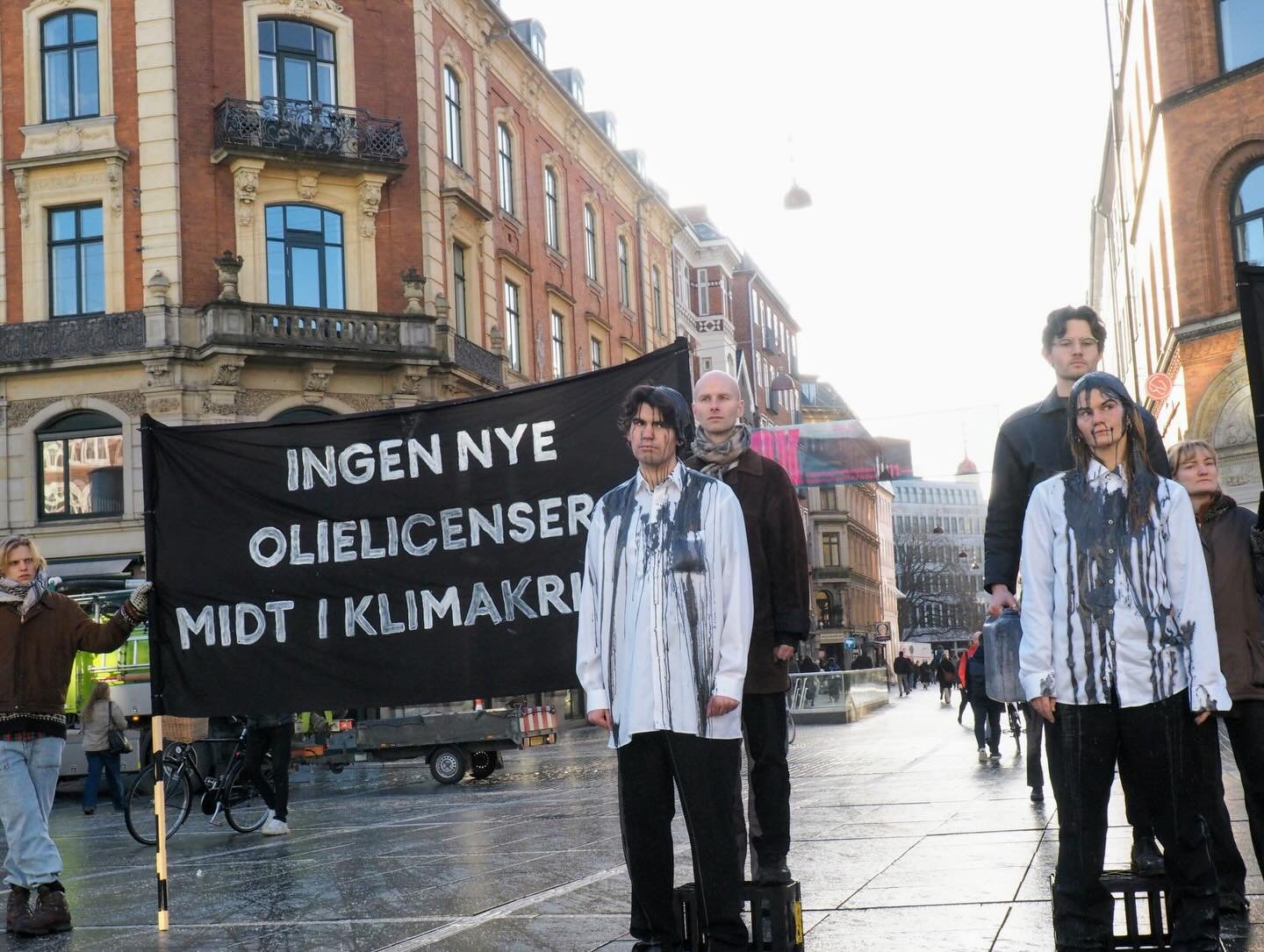 🖤INGEN NYE OLIELICENSER I EN KLIMAKRISE🖤

I morges indtog vi, sammen med Fossilfri Fremtid, N&oslash;rreport st. og lod os overh&aelig;lde med olie for at demonstrere mod forl&aelig;ngelsen af olielicenser. 

Hvis Danmark skal leve op til Parisafta