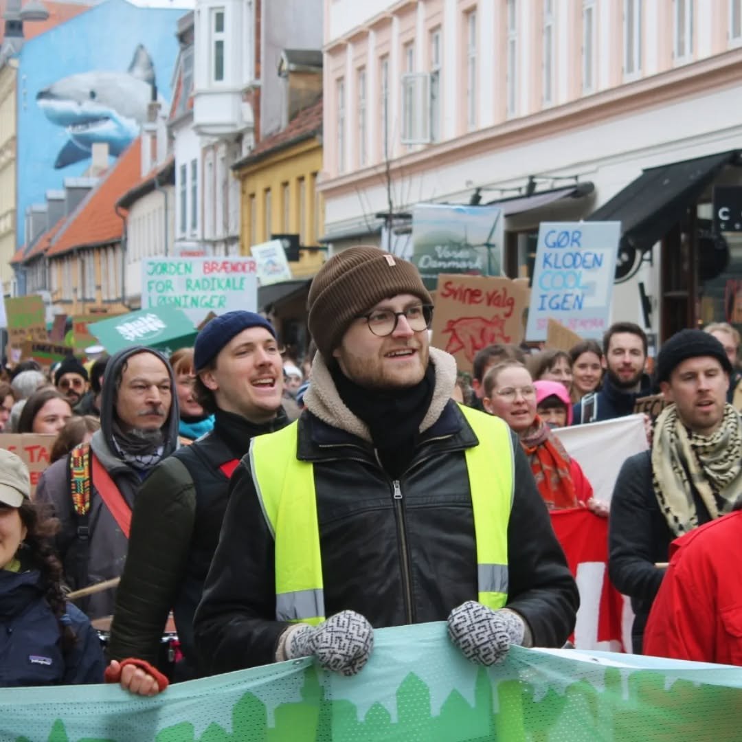 💚 Folkets Klimamarch Aarhus 💚
Tusind tak til de mange hundrede mennesker fra Aarhus og omegn der gik med til folkets Klimamarch i g&aring;r.

S&aring; mange generationer kom for at kr&aelig;ve en politik der lever op til klimavidenskaben. Vi kan ik