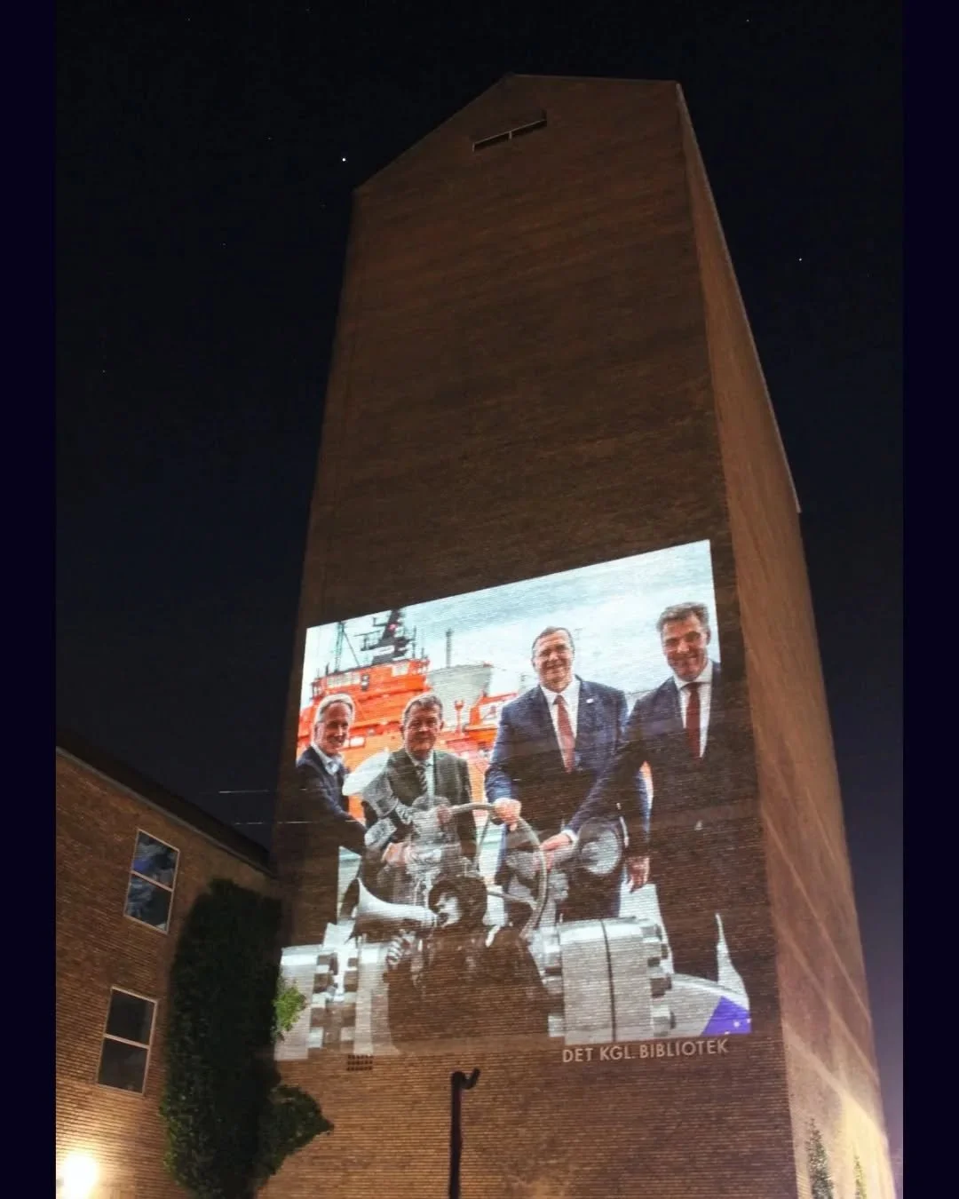 🛢️ COUNTDOWN TIL VALGET #2 - STOP OLIE OG GASPRODUKTION 🛢️

P&aring; billedet ser du klimaminister Lars Aagaard (M), udenrigsminister Lars L&oslash;kke (M) og lederne af det store franske olieselskab TotalEnergies. Billedet er taget i 2025. 🚨

Vi 