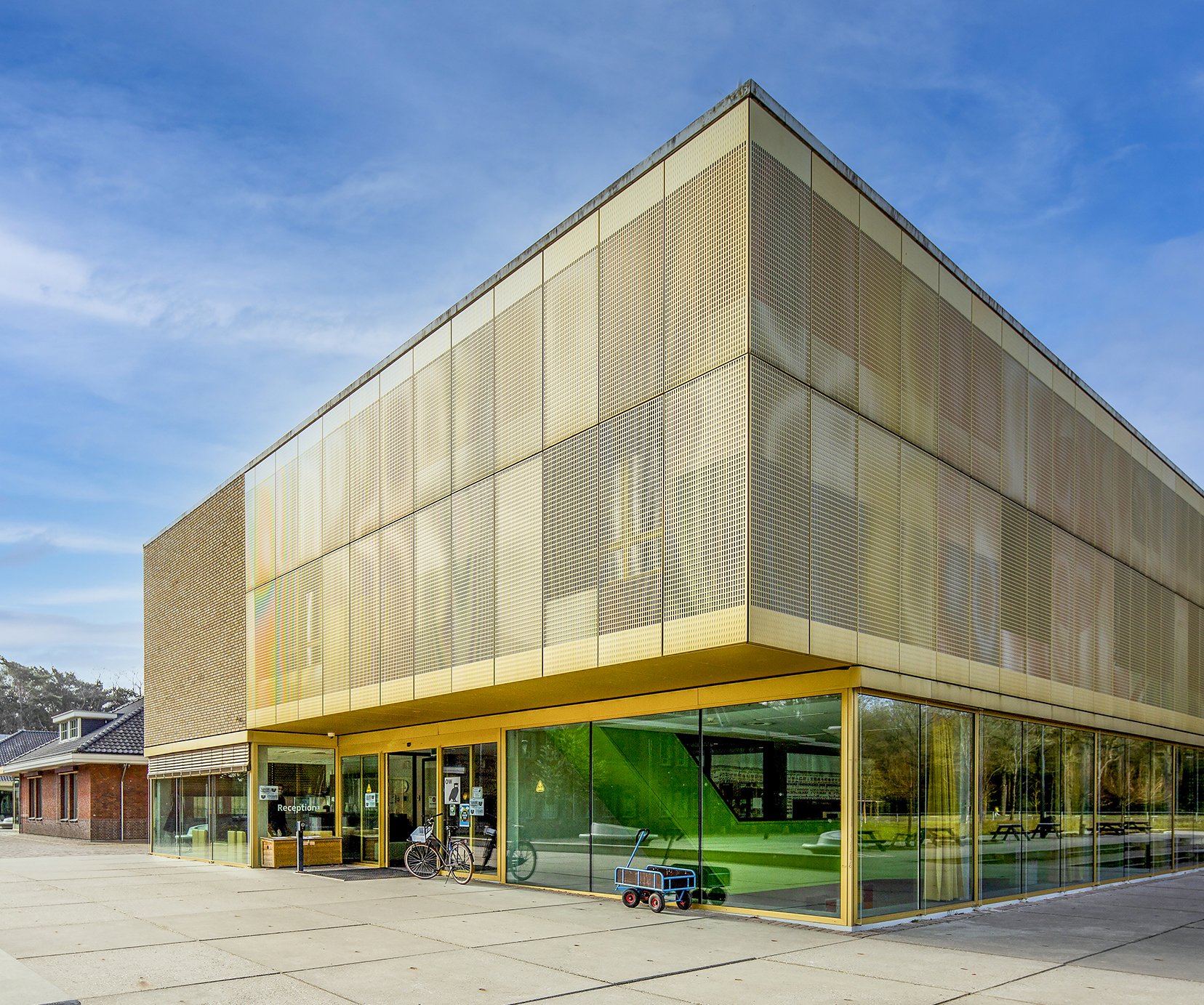 modern goudkleurig schoolgebouw gefotografeerd door architectuurfotograaf John van Groenedaal Tilburg