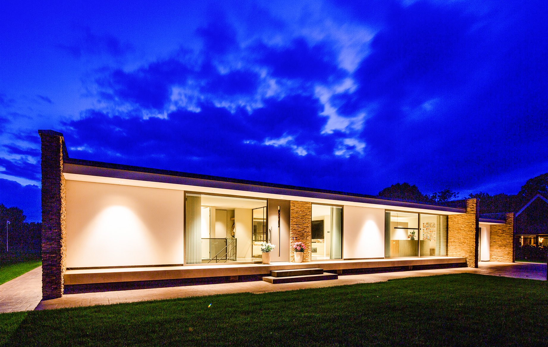 door architectuurfotograaf John van Groenedaal gefotografeerde architectonische bungalow tijdens zgn. l' heure bleue