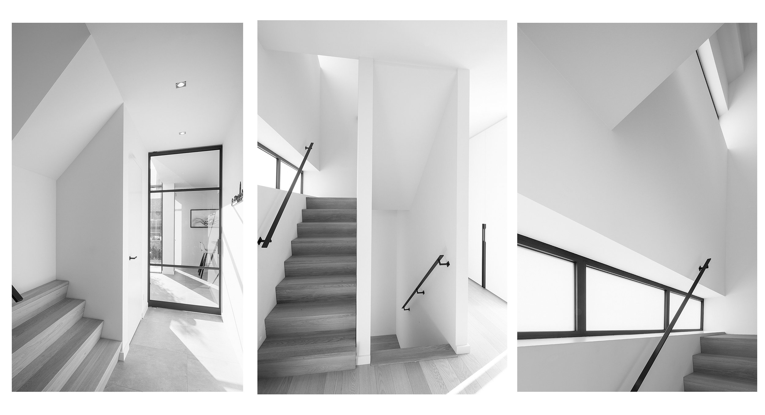 Drie zwart-wit foto's van een moderne, minimalistische trappenhal met witte muren, houten trappen en zwarte handrails, veel natuurlijk licht en grote ramen.