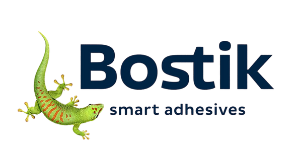 Logo de Bostik, une entreprise spécialisée dans les adhésifs et les mastics, représentant un gecko vert à taches orange à côté du nom de l'entreprise.