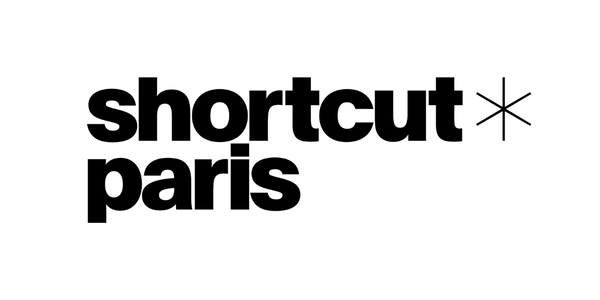 La phrase « Use your voice » (Utilisez votre voix) écrite en lettres noires sur fond blanc.