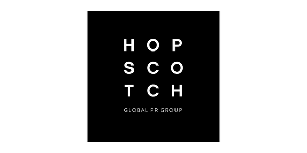 Logo Hopscotch Global PR Group avec texte blanc sur fond noir.