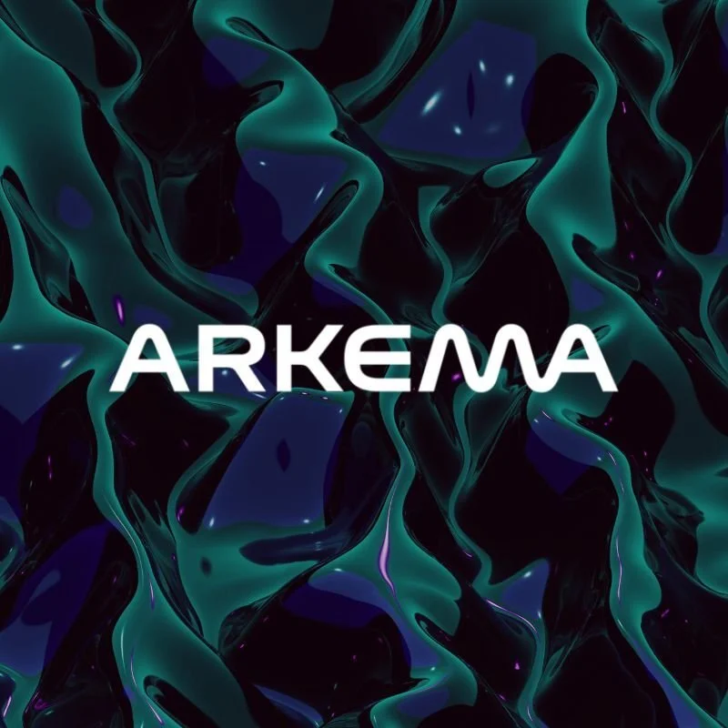 Liquide abstrait vert foncé et noir tourbillonnant avec le mot « ARKEMA » en blanc au centre.