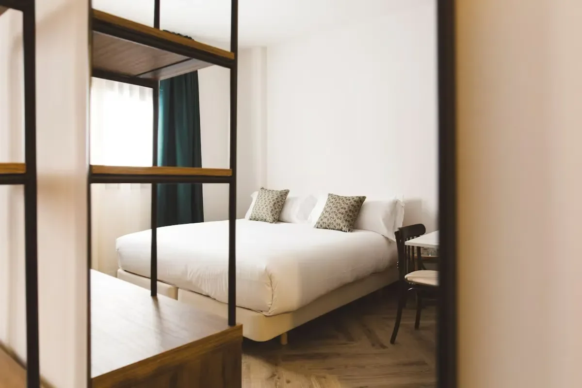 bed room in hotel honest granada