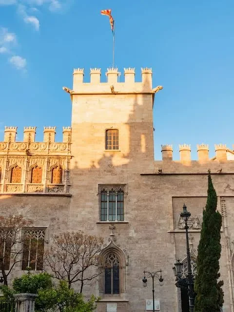 the exterior of la lonja de la seda