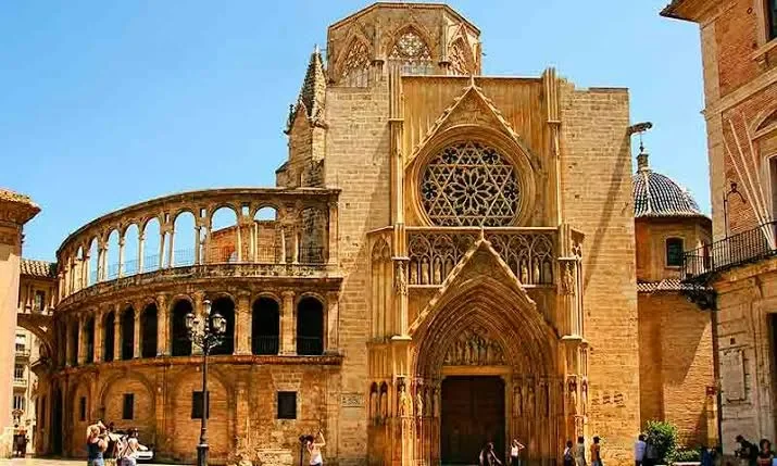 the exterior of valencia cathedral