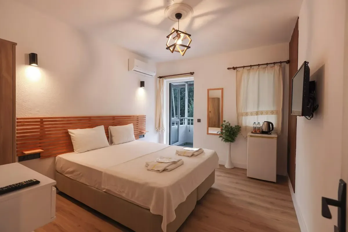bed room view in yalıyan pansiyon in bodrum