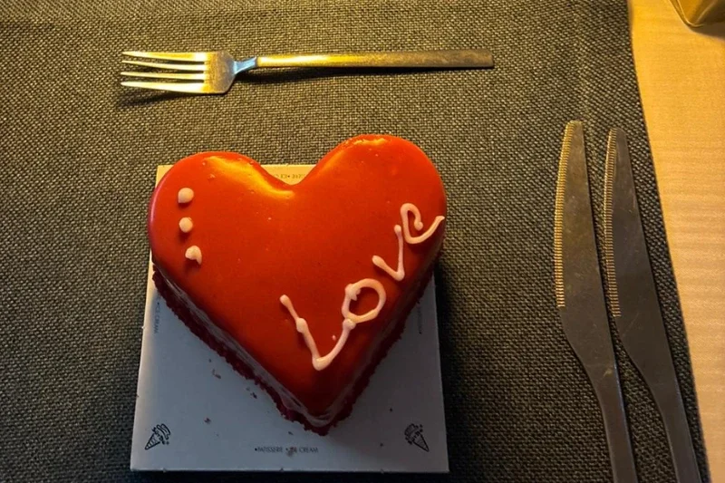 valentine's day couples cake on the bosphorus dinner cruise