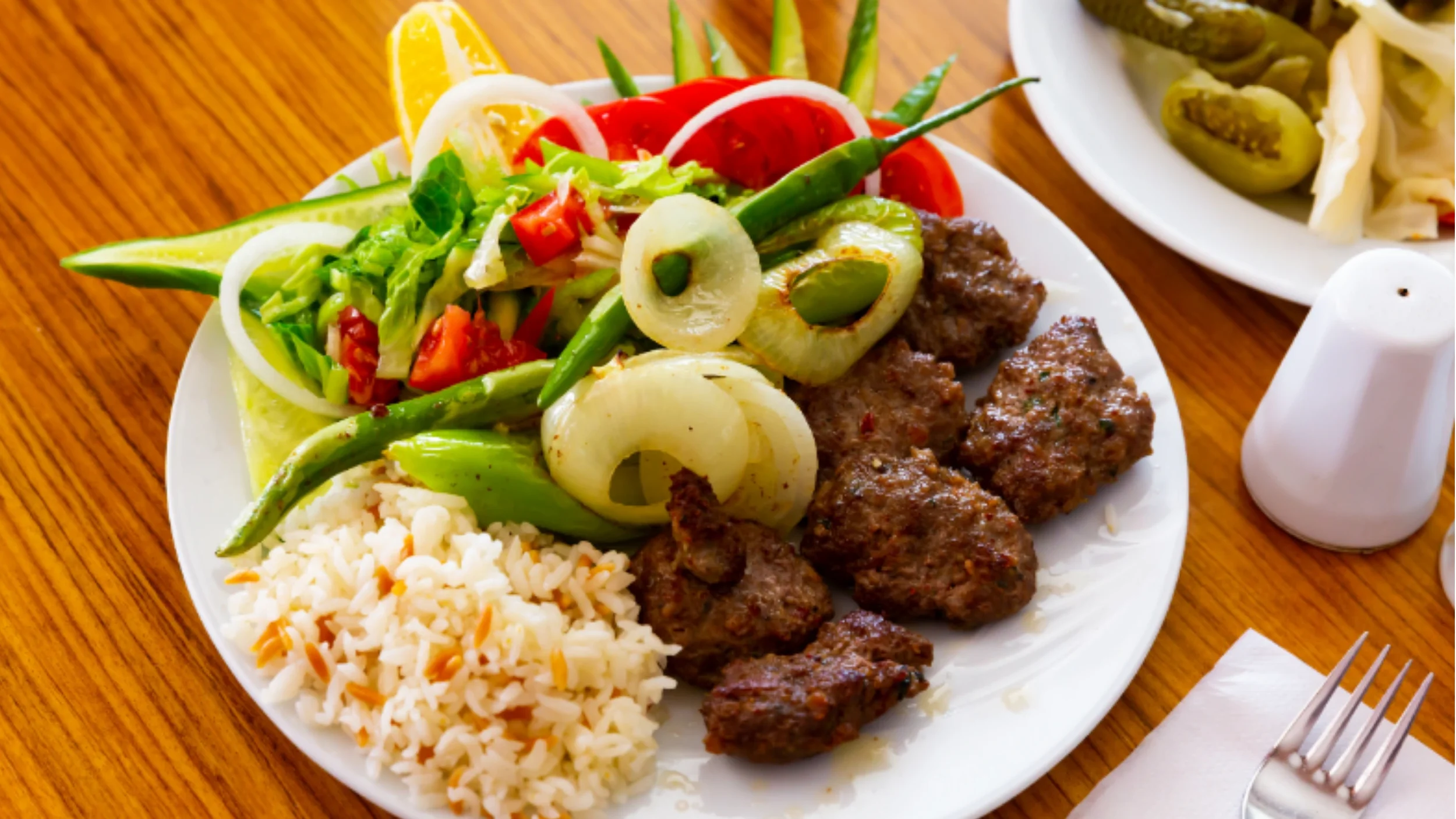 Traditional Turkish köfte meatballs served grilled — a popular dish in authentic Turkish cuisine.