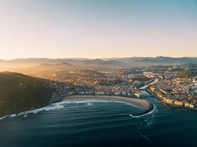 the zurriola beach