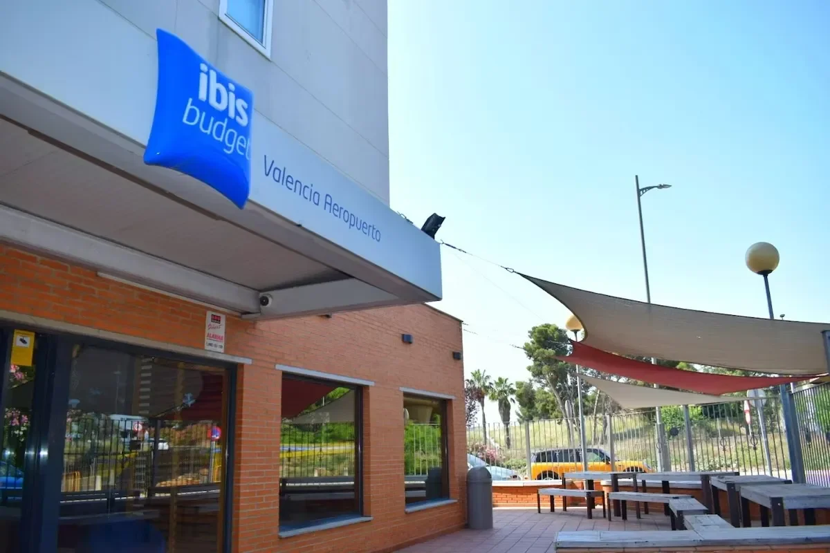 the exterior of ibis budget valencia aeropuerto