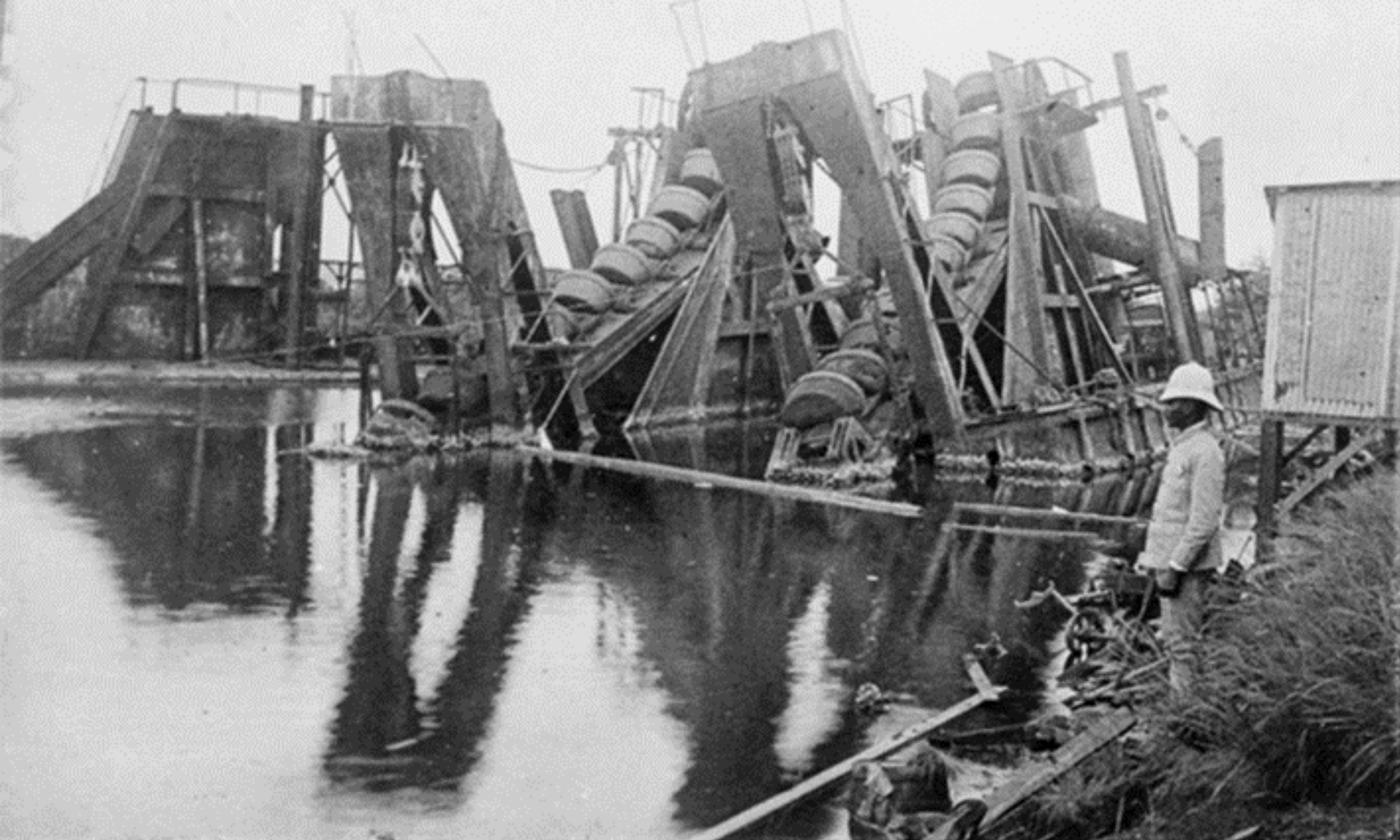 Black and white historical photograph of French workers and excavation machinery during the failed Panama Canal construction in the 1880s