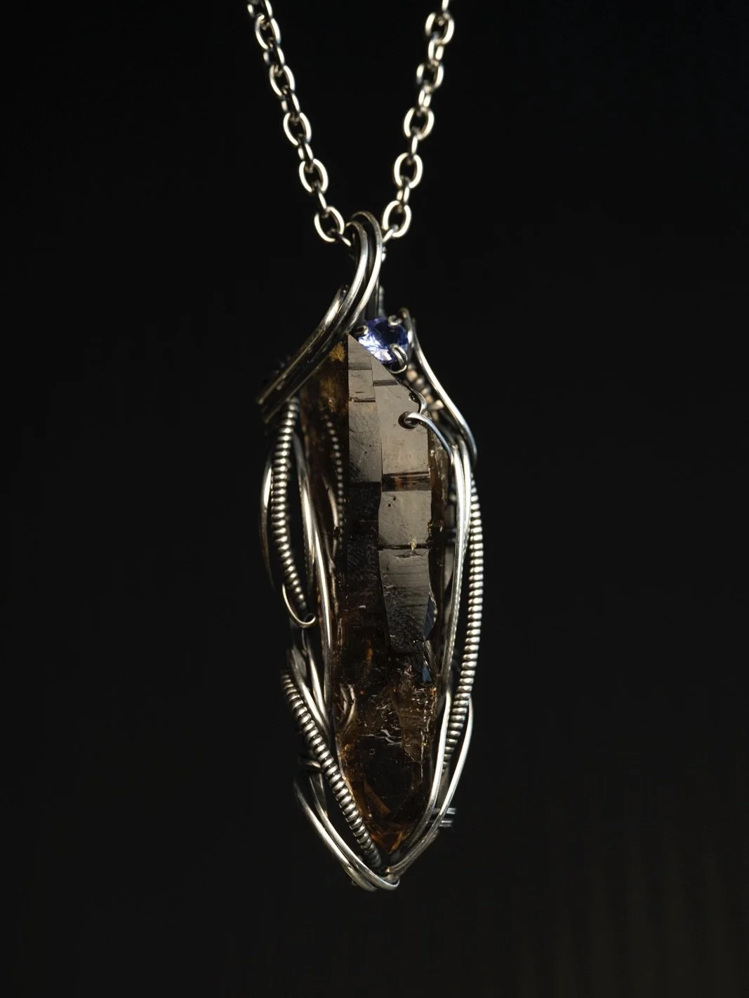 煙晶/茶晶吊咀
坦桑石配石
Smoky quartz 
Oxidized Sterling &amp; Fine Silver 
925/999純銀線
///

Wrap Around Studio
迴 繞 製 物
Wire Wrapped Jewellery