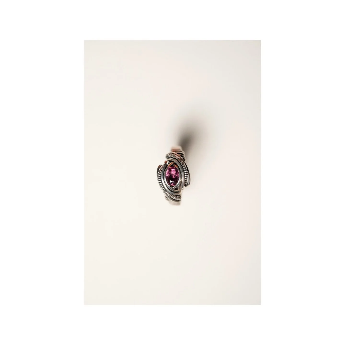 尖晶石戒指 
Spinel Ring
hk size: 12-13

-sterling and  fine silver wires.

///

Wrap Around Studio
迴 繞 製 物
Wire Wrapped Jewellery
