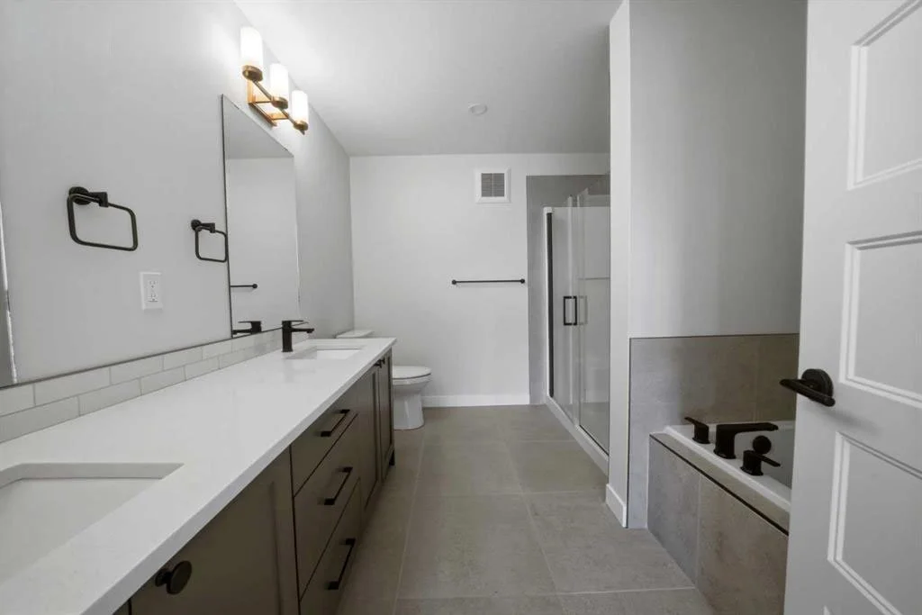 115 Crestview - Ensuite.jpeg