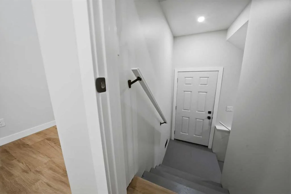 115 Crestview - 2nd Entrance.jpeg