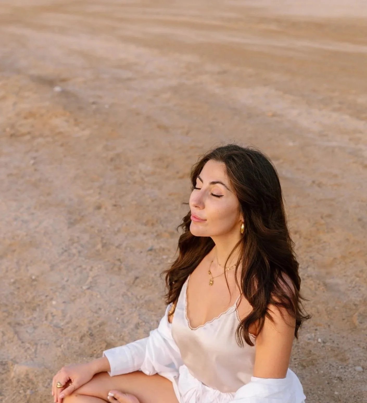 Female integrative coach creating safe spaces for emotional healing and personal expansion