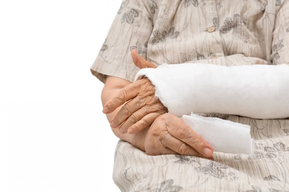 How to Care for an Elder with a Fracture at Home: Pain Management and Practical Tips