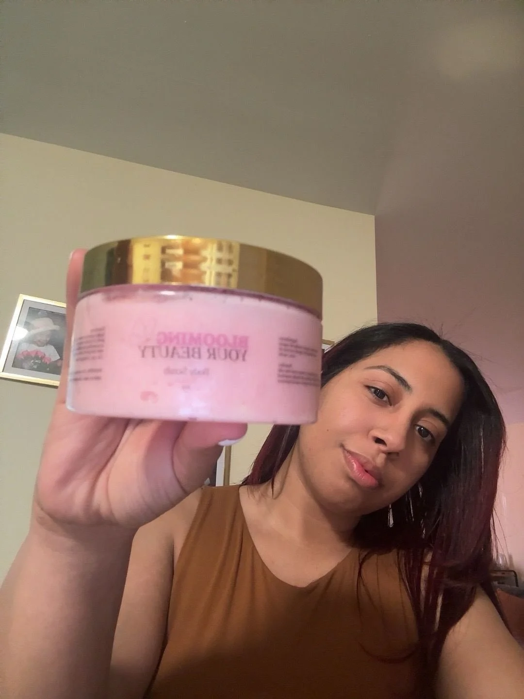 Piel suave, luminosa y renovada ✨ 
Nuestro body scrub ayuda a reparar la piel, unificar el tono y mejorar las &aacute;reas oscuras 🤍 

Aporta suavidad, nutrici&oacute;n y una reparaci&oacute;n visible desde las primeras aplicaciones. 
Con un aroma d
