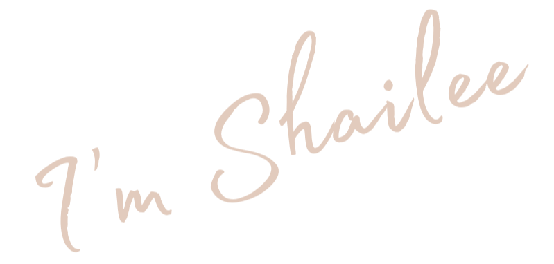 Text saying "I'm Shailee" in a stylish cursive font.