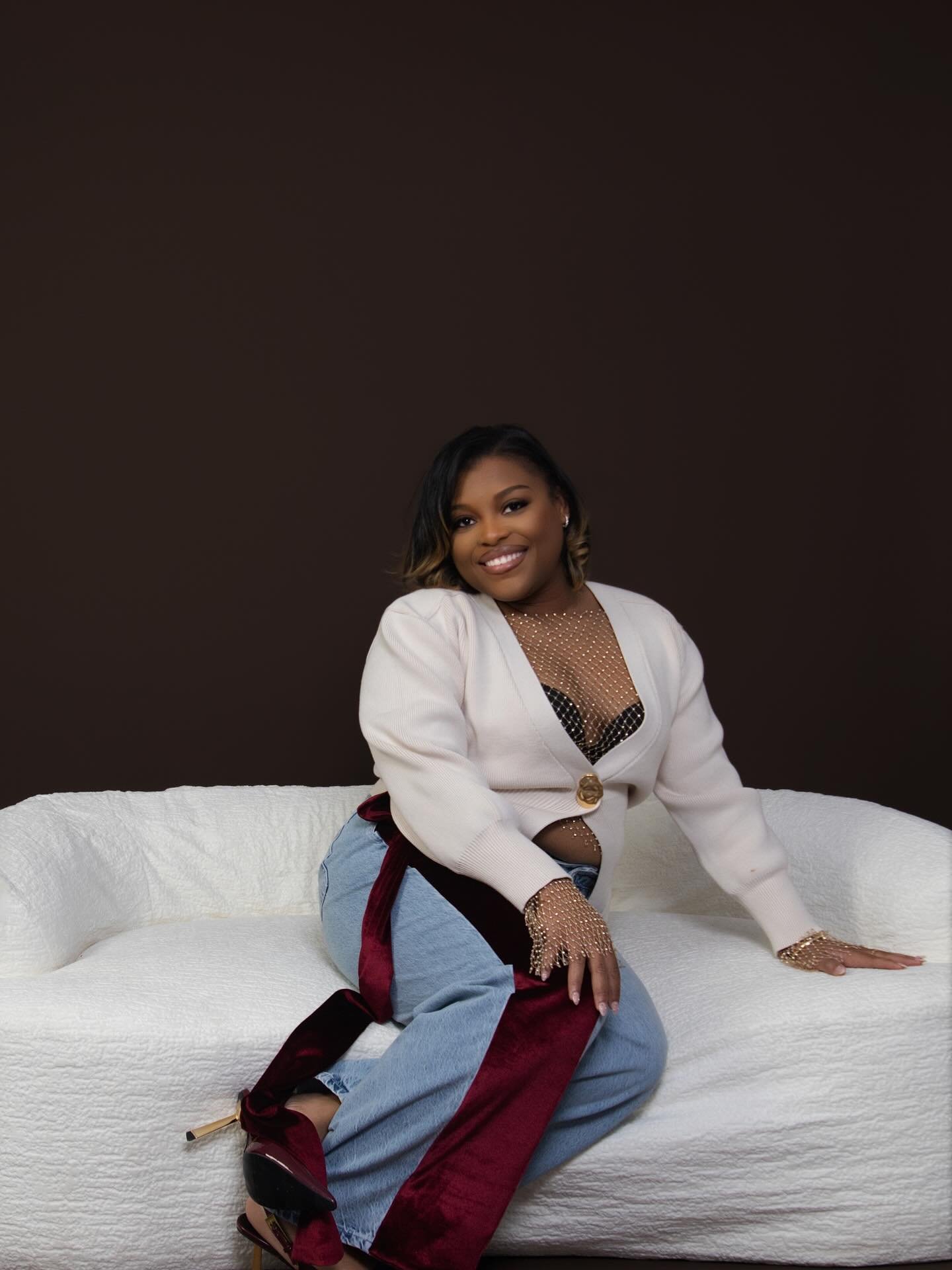 (SHE-E-O)

Building programs. Creating impact.
Showing up as HER every day.
www.BYGFYSH.com

Shot by: @iconicvisionss_