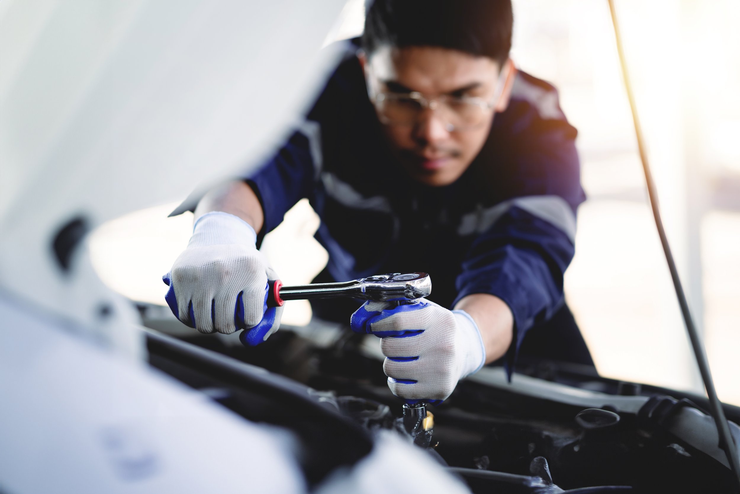 vecteezy_auto-mechanic-is-working-on-car-engine-in-mechanic-shop-a_37386951.jpg