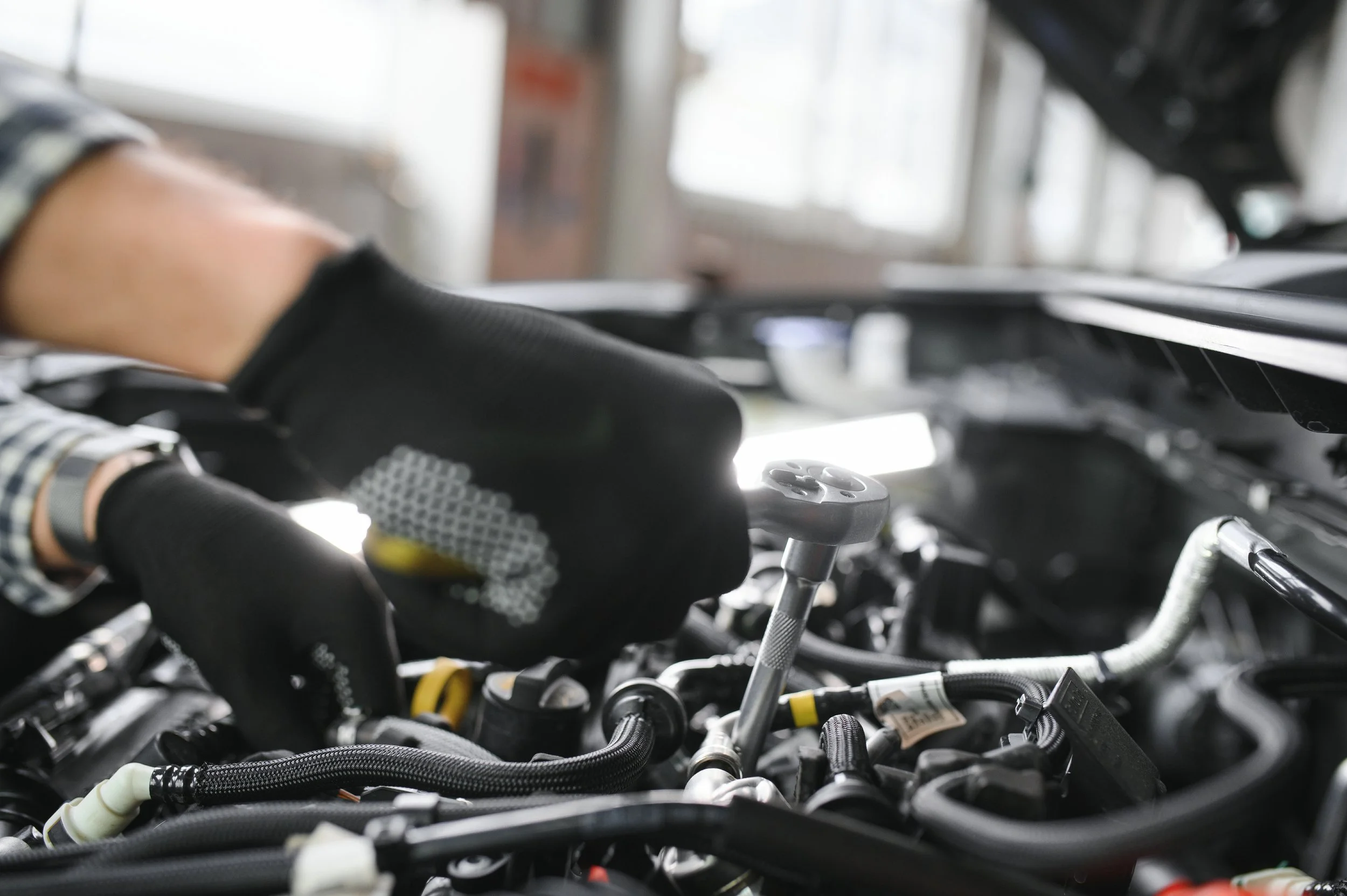 vecteezy_professional-mechanic-is-working-on-a-car-in-a-car-service_48226254.jpg