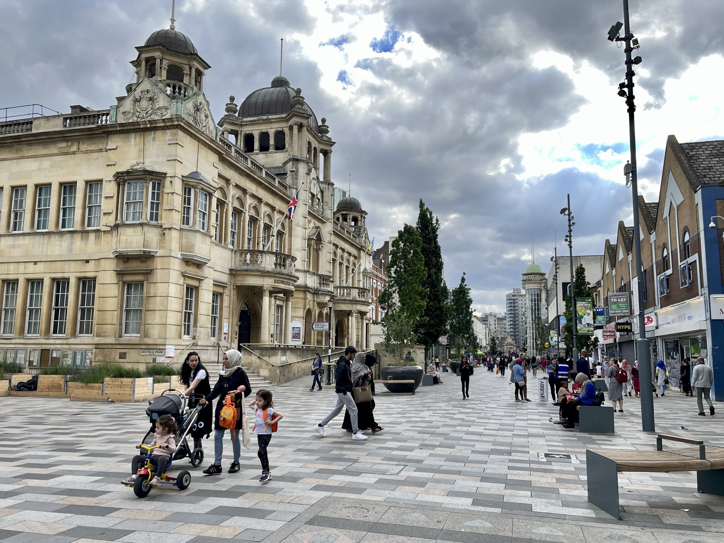 Busy street in Redbridge outside the Townhall.