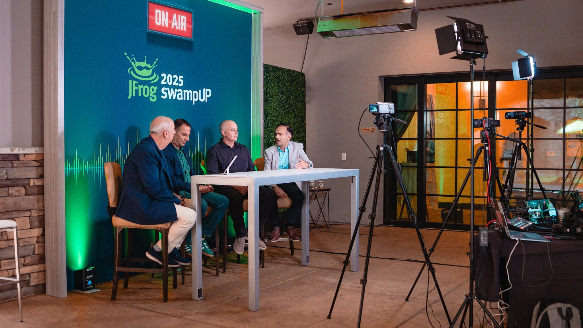 LIVESTREAM / BROADCASTER