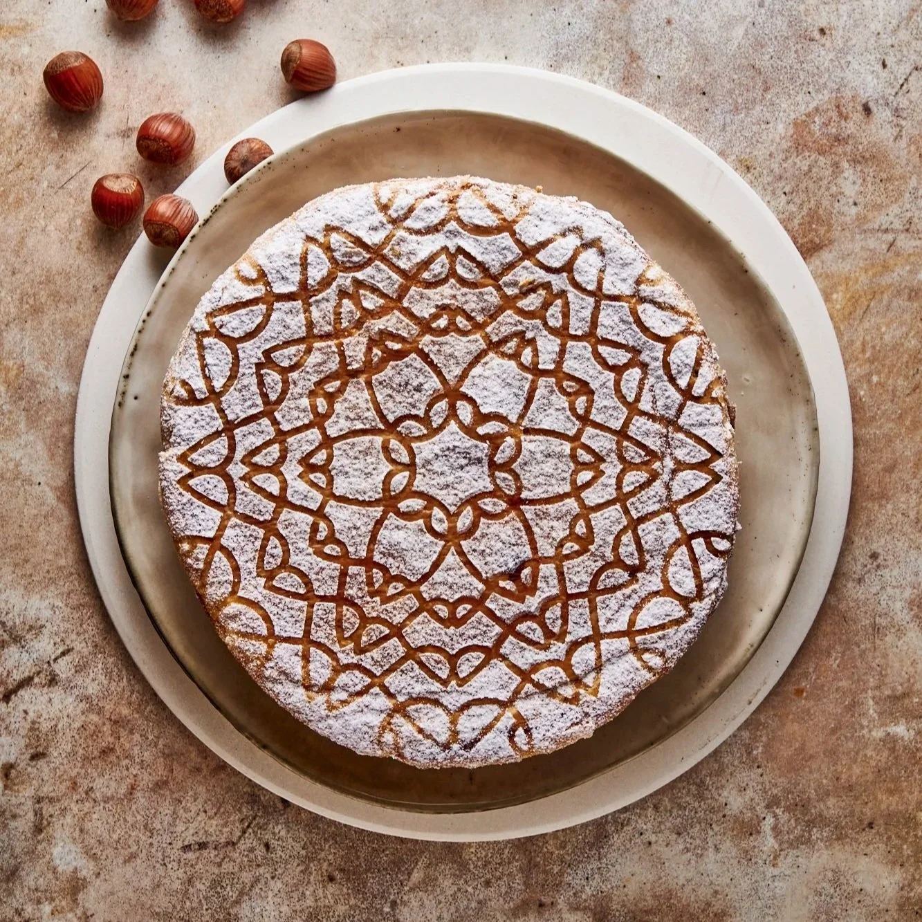 Galette des reines au graphisme mandala soigné sur une assiette, développée pour valoriser la place de la femme dans la société.