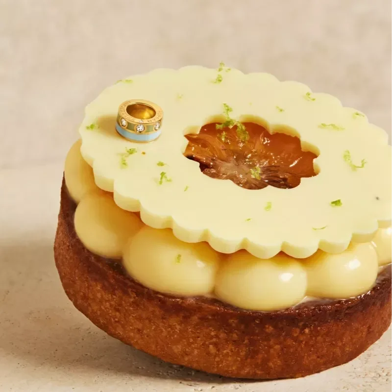 Une pâtisserie fine surmontée d'une bague sertie de diamants, concept de communication digital et physique créé pour Persan & Bellefond et Philippe Conticini.