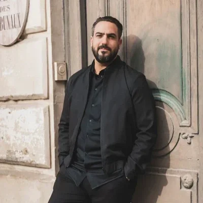 Le chef Jeffrey Cagnes posant en tenue lifestyle pour valoriser les lignes professionnelles des vêtements professionnels Lafont.