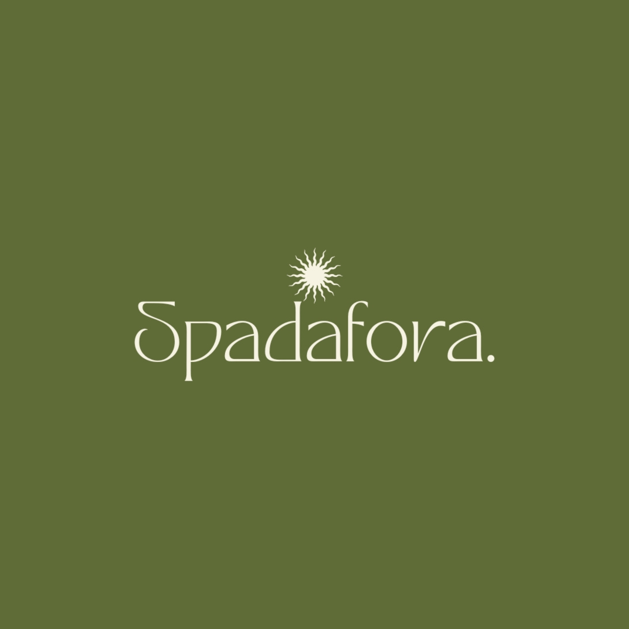 Logo blanc sur fond vert olive de la marque Gianni Spadafora, représentant le travail de positionnement de produit, d'identité visuelle et de direction artistique.