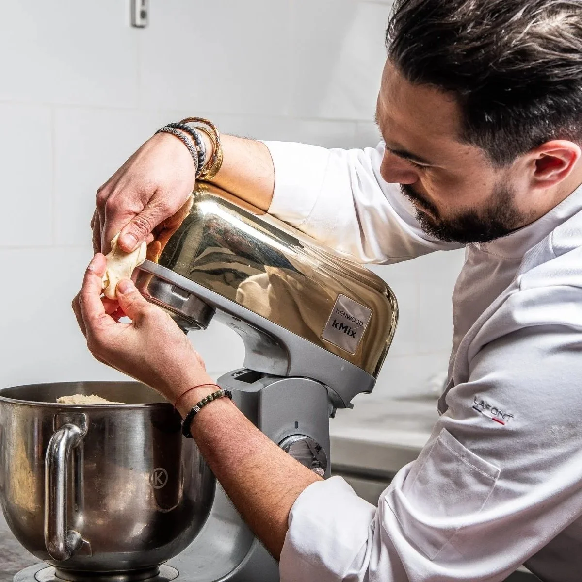 Le chef Jeffrey Cagnes utilisant un robot pâtissier Kenwood pour la réalisation et la diffusion de recettes exclusives en direct sur les réseaux sociaux.