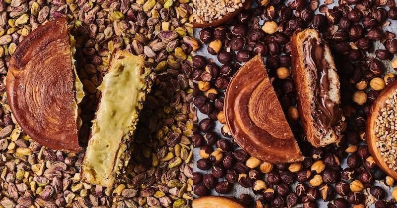 Gros plan sur des viennoiseries et pâtisseries créées pour la Maison Philippe Conticini, vendues en ligne avec option d'expédition nationale Chronofresh.