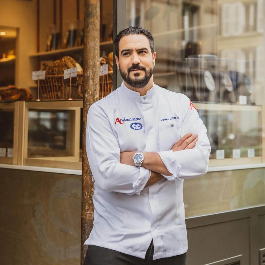 Jeffrey Cagnes en veste de chef devant sa boutique, ambassadeur pour la marque de beurre et matières premières Lescure.