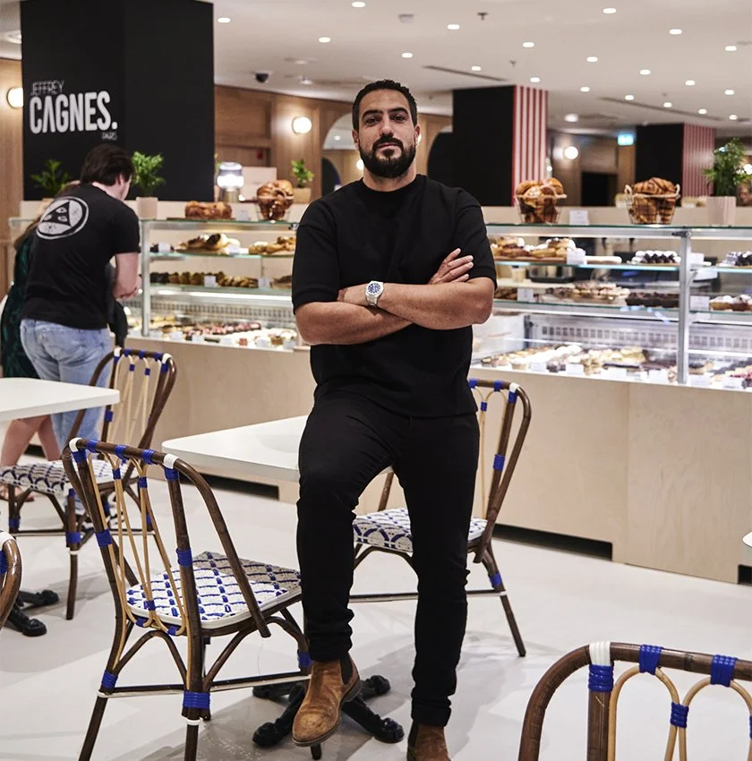 Le chef pâtissier Jeffrey Cagnes posant bras croisés au milieu de son pop-up store éphémère aménagé aux Galeries Lafayette Le Gourmet.