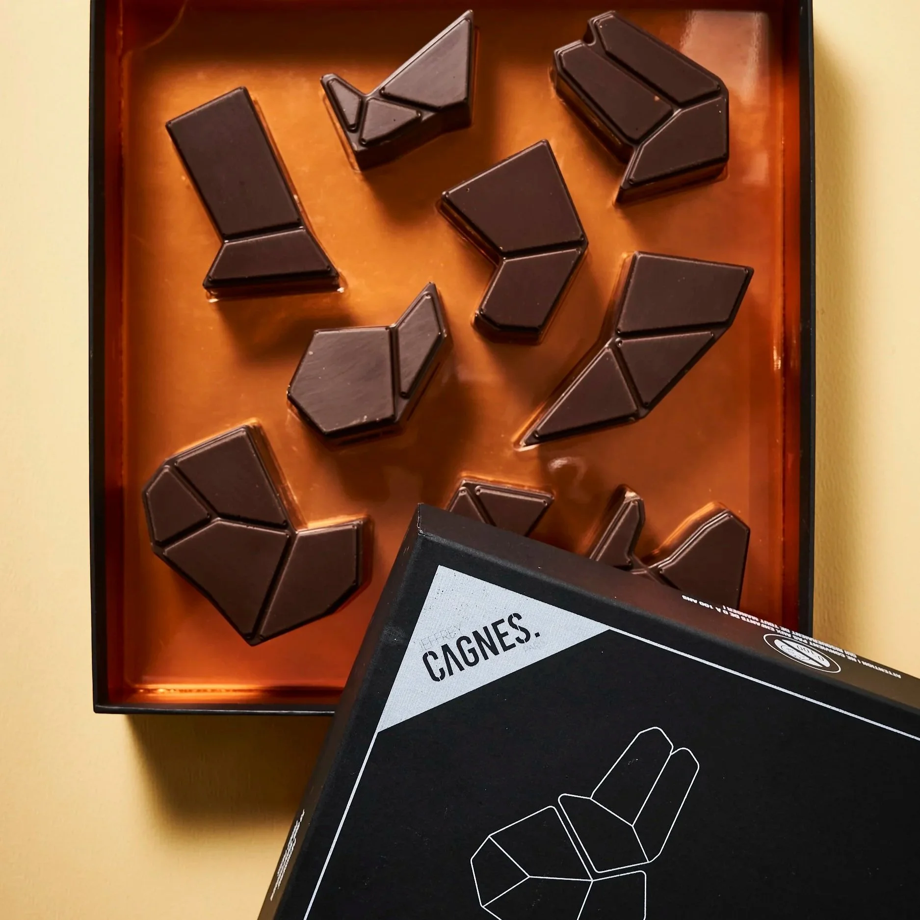 Chocolats en forme de puzzle dans leur packaging sur-mesure, issus de la création d'un moule exclusif Silikomart par Jeffrey Cagnes.