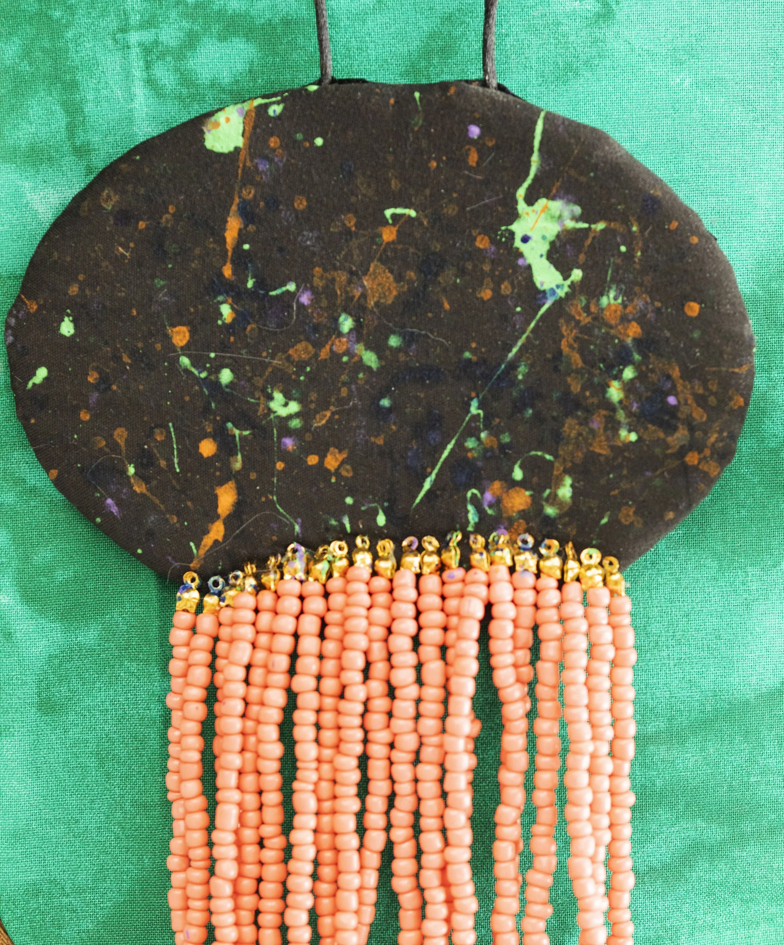 Colliers Tissu et peinture Saumon 1.jpg