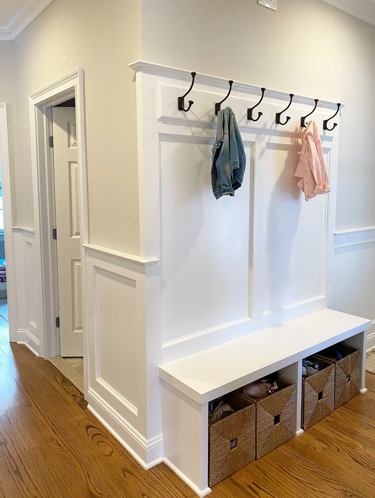 Imagine walking into your home and everything has its place… coats, shoes, bags, even the dog leash.
That’s the power of a well-designed mudroom.
Our team creates spaces that blend beauty with everyday function, crafted to fit your fam