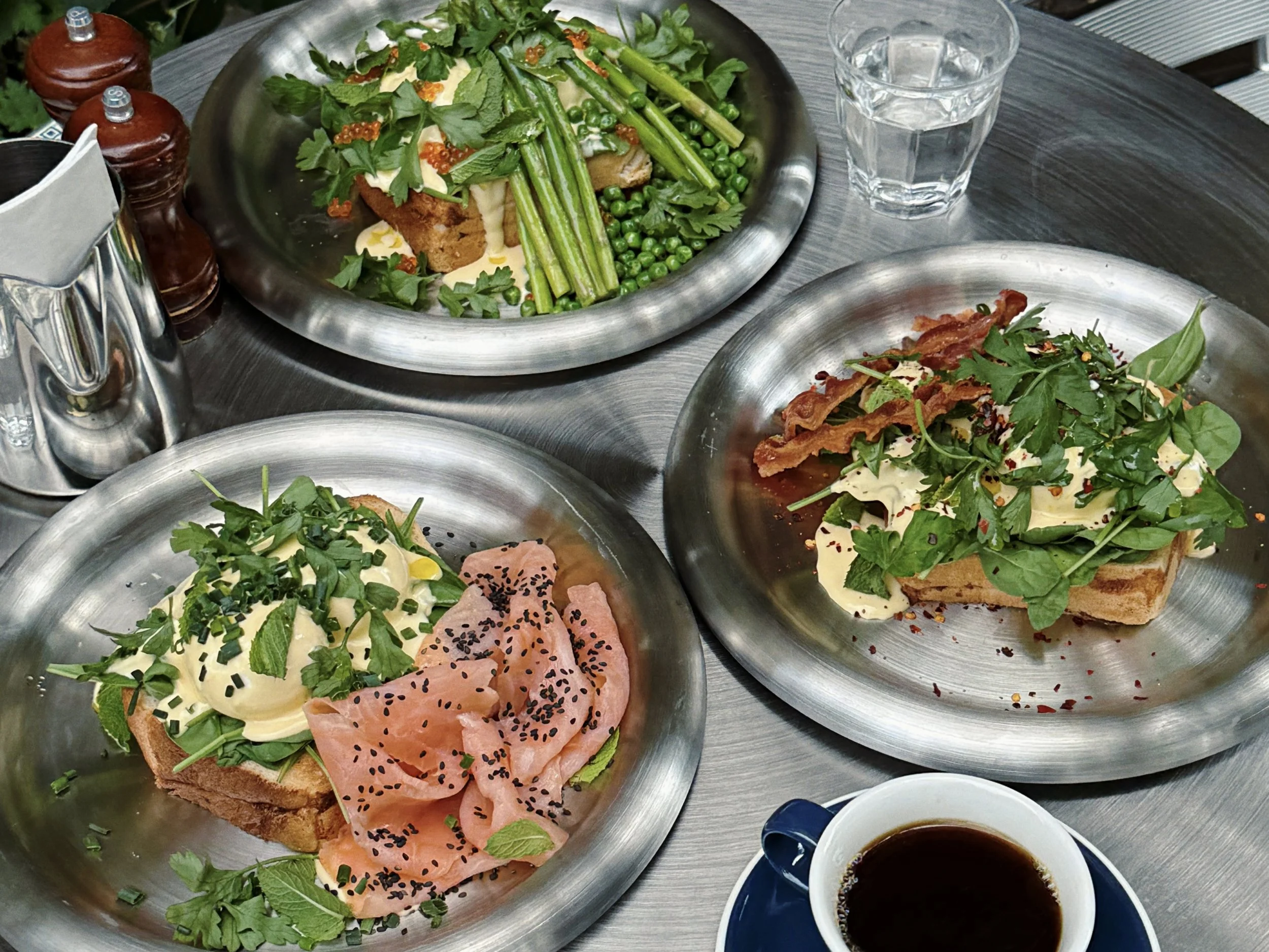Bei uns gibt es den ganzen Tag Frühstück und Brunch, Specialty Coffee, Matcha und saisonale Gerichte, inspiriert von den unterschiedlichsten Frühstückskulturen.