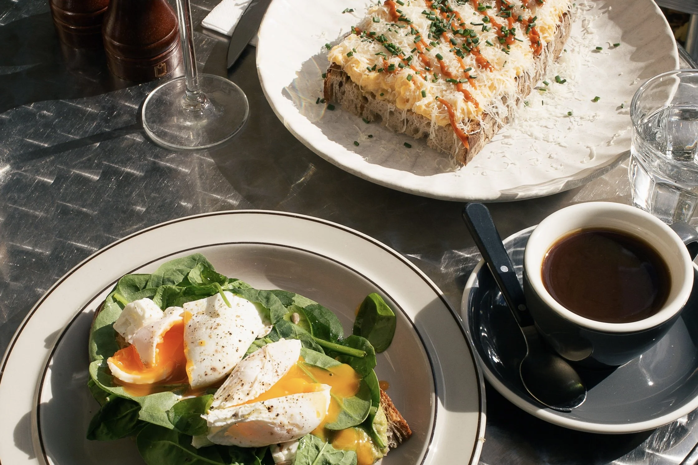 Avocado Toast ist das klassische Beispiel. Avocado, pochierte Eier, Feta, Sonnenblumenkerne, Walnüsse, Sesam und Spinat auf geröstetem Sauerteigbrot machen ihn frisch, aber trotzdem sättigend.