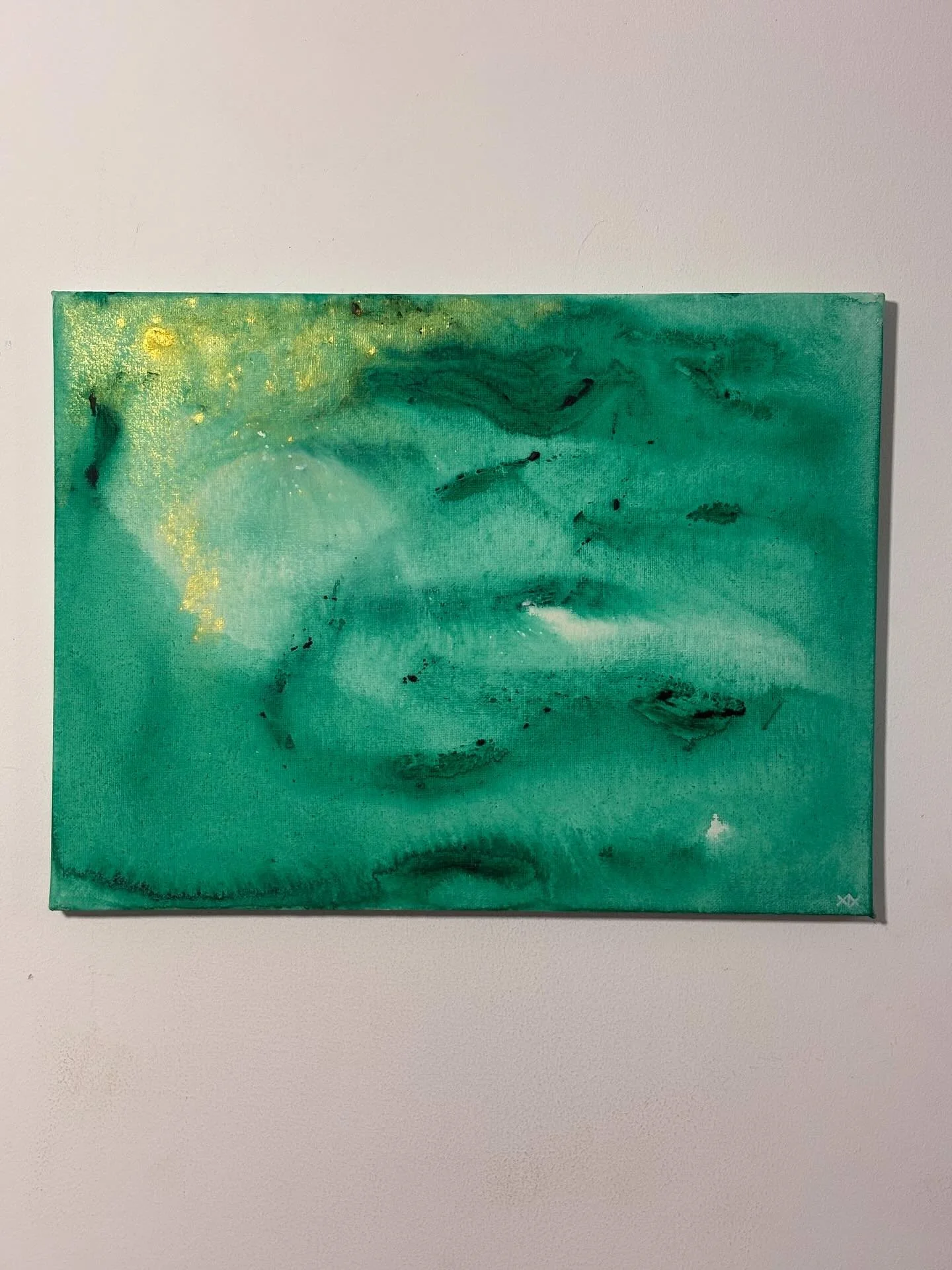 Lubię ten obraz.
Ten zielony&hellip; ze złotem.
To, jak przenikają się warstwy i rozmywają jednocześnie.
Jakby coś się wyłaniało &ndash; i zarazem znikało.

W tym obrazie jest czysta energia.

To dokładnie to, co czuję, kiedy patrzę na rozświetlone l